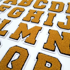 Parche de chenilla 3D con letras, color marrón, de 7,5 cm, de gran tamaño, para planchar en toallas, coser o bordar en ropa.