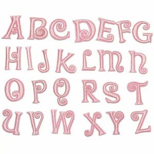 Könnte beinhalten: Eine Sammlung von rosa gestickten Buchstaben des Alphabets, jeweils mit einem dekorativen Wirbeldesign. Die Buchstaben sind in einer Serifenschriftart gehalten und in Reihen von A bis Z angeordnet. Ideal für Bastel- und Personalisierungsprojekte.