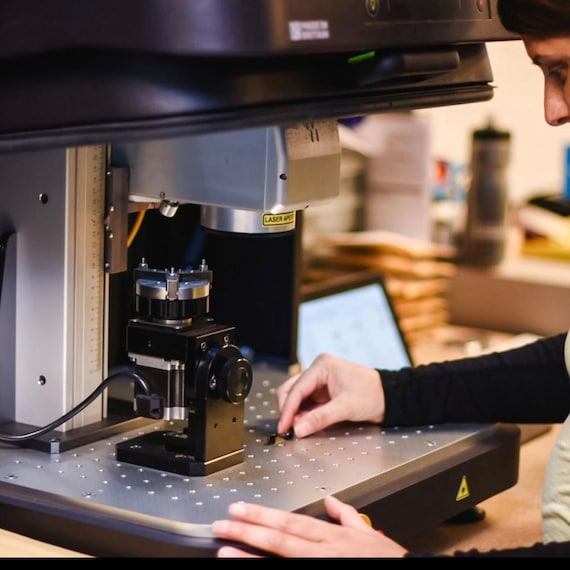 Portachiavi Tondo In Acciaio Inox Con Nappina Rossa Per Laurea Idea Regalo Laureati
