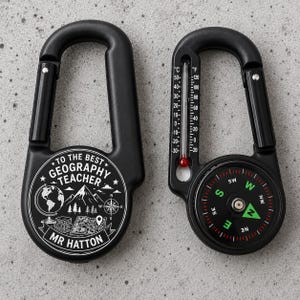 Gepersonaliseerde kompaskarabijnhaak, gegraveerd wandelaccessoire, campingsleutelhanger met thermometer, outdooravontuurcadeau voor wandelaar of reiziger afbeelding 3