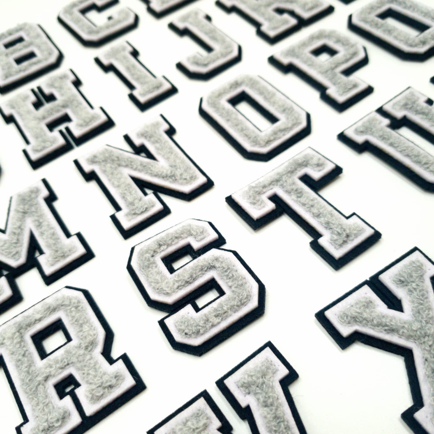 Set van twee - Letter B - Wit - Zwart VeIcro/Haak en Lus Backing - Geborduurde Patch/Badge/Embleem