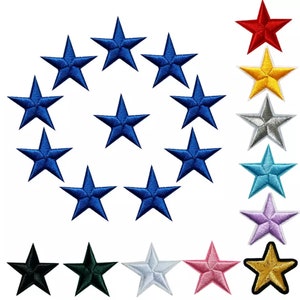 Può includere: Un set di 12 toppe a forma di stella blu da stirare, con una varietà di altre toppe a forma di stella colorate sullo sfondo. Le toppe a forma di stella misurano circa 2,5 cm di diametro.