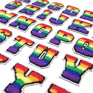 Patches de letras em chenille 3D Rainbow Pride de 7,5 cm para bordado de alfabeto a ferro