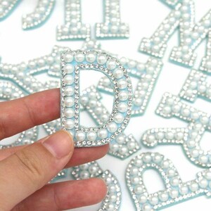 Parches de letras del alfabeto bordados con brillantes de 4,6 cm en azul perla blanco