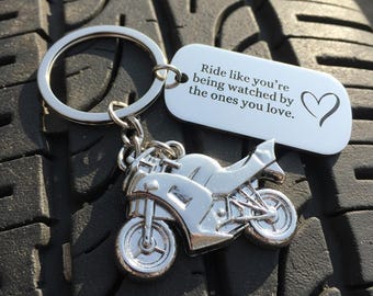 Llavero de moto personalizado de acero inoxidable con grabado, regalo para motociclistas, dije para conducir con seguridad, llavero para nuevos motociclistas, accesorio de moto personalizado para abuelos.