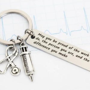 Personalised Nurse Keyring Gift – Stethoscope & Syringe Charms with Inspirational Quote – Thank You present for Carer, Doctor, Medical Staff