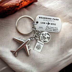 cadeau porte-clés de voyage pour les Fêtes - Carte d'embarquement et passeport surprise pour les Fêtes | Cadeau gravé pour anniversaires, anniversaires, voyages.