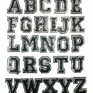 Peut inclure: Un ensemble de 26 lettres thermocollantes en sequins noirs et argent&eacute;s, chaque lettre est d&eacute;coup&eacute;e individuellement et poss&egrave;de un contour blanc. Les lettres sont en majuscules et sont dispos&eacute;es en ordre alphab&eacute;tique.
