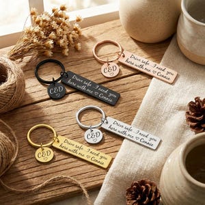 Portachiavi personalizzato Drive Safe, "Ho bisogno di te qui con me", inciso personalizzato, regalo romantico, acciaio inossidabile, portachiavi con messaggio di sicurezza Love