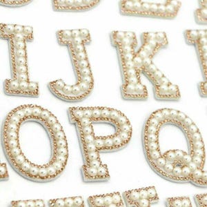 Parches de letras con brillantes de 4,6 cm y perlas blancas doradas para coser o planchar, bordados para ropa