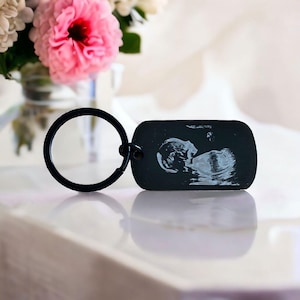 Porte-clés Baby Scan - Chérissez vos précieux souvenirs avec une gravure personnalisée, en acier inoxydable, pour une fête de naissance souvenir pour maman et papa.