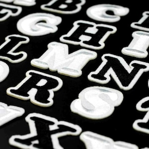 Parches de letras blancas y negras para planchar/coser en ropa bordada con alfabeto