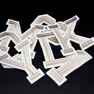 Parches de letras y números en beige de 9,8 cm para planchar o coser, bordados con alfabeto.