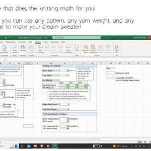 Peut inclure: Une feuille de calcul avec un fond vert et du texte blanc. La feuille de calcul est intitulée "Knitting Math For Size and Gauge" et sert à calculer les mesures de tricot. La feuille de calcul comprend des champs pour saisir des données telles que la jauge du fil, le nombre de mailles et la taille de buste souhaitée. La feuille de calcul calcule ensuite le nombre de rangs et de mailles nécessaires pour créer un pull.