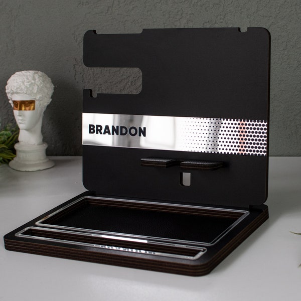 Schlanke schwarz glänzende Docking-Station für die stilvolle Art von Mann, Geburtstagsgeschenk für ihn, Geschenk für junge Männer, personalisierter Valet für Männer