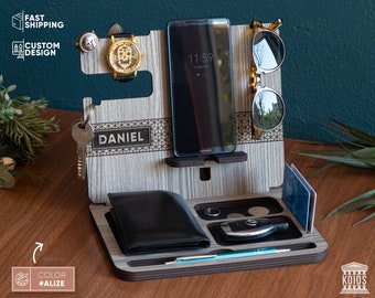 Personalizzato in legno inciso docking station regalo per lui, Office Decor Custom Desk Organizer, Mens Valet Tray, regalo di anniversario per il marito