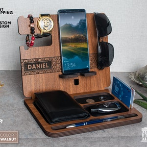 Estación de acoplamiento personalizada para él, estación de carga de madera, regalo personalizado para hermano de hermana, regalo de cumpleaños perfecto, bolígrafo, organizador de billetera