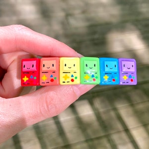 Adventure Time Pride Haarclip, handgefertigt BMO LGBTQ Regenbogen Haarspange, niedliche Cartoon Network Accessoires, Anime Geschenkideen, bunt hell