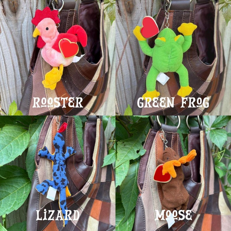 K&ouml;nnte beinhalten: Eine Sammlung von vier Pl&uuml;schtier-Schl&uuml;sselanh&auml;ngern an einer braunen Ledertasche. Das Set besteht aus einem rosa-roten Hahn, einem gr&uuml;nen Frosch, einer blauen Eidechse mit schwarzen Punkten und einem braunen Elch, die jeweils ein rotes Herz halten.
