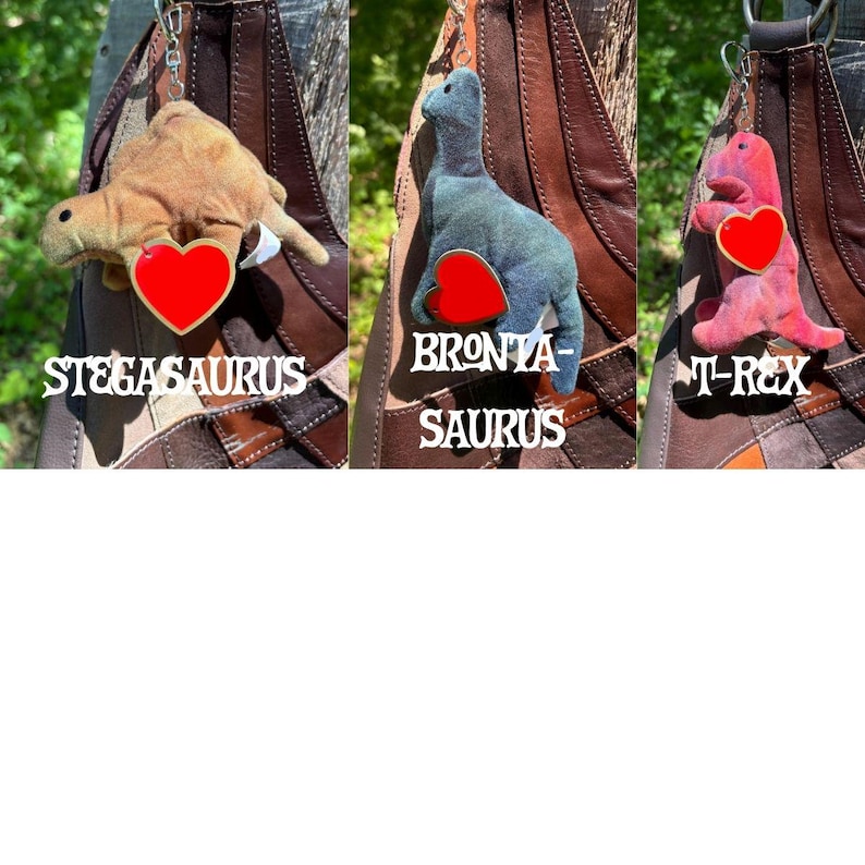 K&ouml;nnte beinhalten: Drei Dinosaurier-Pl&uuml;sch-Schl&uuml;sselanh&auml;nger an einer braunen Ledertasche. Der beige Stegosaurus, der blaue Brontasaurus und der rosa T-Rex haben jeweils ein rotes herzf&ouml;rmiges Etikett, wobei der Name des Dinosauriers in Wei&szlig; darunter steht.
