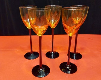 Atemberaubendes Set von 5 mundgeblasenen Likör- / Weingläsern / Likör. Vintage Trinkgläser mit gelbem und schwarzem Stiel. Vintage Art Deco Glaswaren.