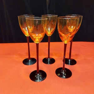 Prachtige set van 5 handgeblazen likeur / wijnglazen / likeur. Vintage drinkglazen met amber en zwarte steel. Vintage art-decoglaswerk.