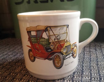 Vintage 1970er Jahre Neuheit Auto Memorabilia große Becher/Becher mit dem Ford T 1908. Vintage Sammlerstücke Tassen.