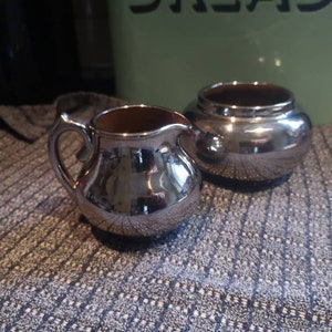 Jarro de leite de cerâmica pintado de prata vintage dos anos 1950 e açucareiro. Chá da tarde vintage. Decoração de cozinha vintage.