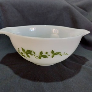 JAJ Pyrex Hawthorn pattern 2 pint cinderella bowl. Vintage Oven to tableware. Vintage Pyrex.