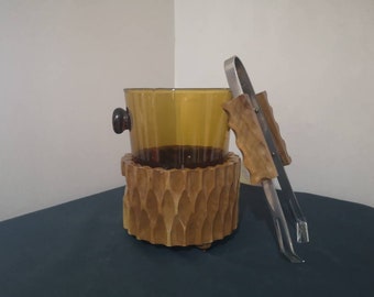 Vintage 1970s Amber glass Ice bucket in faux bark wooden stand with matching tongs. Retro Ice bucket. Vintage Barware.