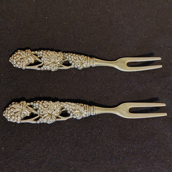 Art Nouveau Victorian Hors d'oeuvre Forks. Vintage silver tone olive forks. Grape vine designed handles. Antique forks.