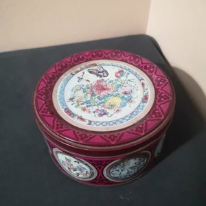 Vintage Quality Street Chocolate tin. Rare Victoria & Albert Museum London edition Chocolate tin. Vintage Storage Tin. Vintage Chocolate Box