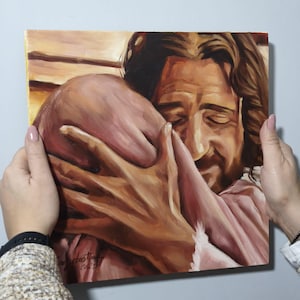 Può includere: Un dipinto a olio raffigura un uomo che abbraccia un bambino. L'uomo ha i capelli castani e la barba, e indossa una veste rosa. Il bambino è rosa e viene tenuto vicino al petto dell'uomo. Il dipinto è firmato "Sebastiano 2023".