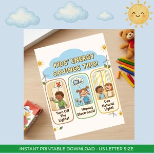 Könnte beinhalten: Ein farbenfrohes Poster mit Energiespartipps für Kinder. Der Titel "KIDS' ENERGY SAVINGS TIPS!" steht über drei Illustrationen: Licht ausschalten, Elektronik ausstecken und natürliches Licht nutzen. Ein Saftkarton und Buntstifte sind sichtbar.