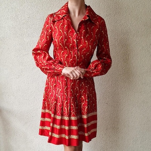 Vestido midi plissado de cetim vermelho vintage anos 70/80 para equitação