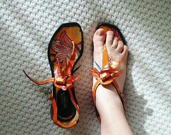 Sandalias vintage raras de Marc Jacobs con estampado floral, sandalias de dedo de cuero negro y naranja estilo Y2K de los años 2000, zapatos planos de tiras pintados de diseñador, archivo de pasarela
