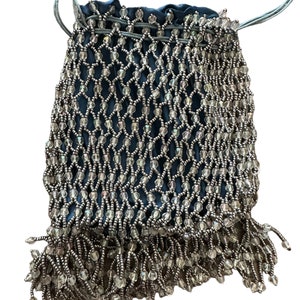 Bolso/cartera/bolsillo con flecos y forro de tafetán azul con cuentas hecho a mano