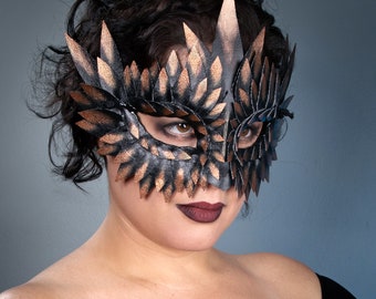 Petit masque noir, pointes dorées, masques de mascarade pour femmes, Burning Man, masque en similicuir, masque d'oiseau, masques de mardi gras, masque fétiche, masque unisexe