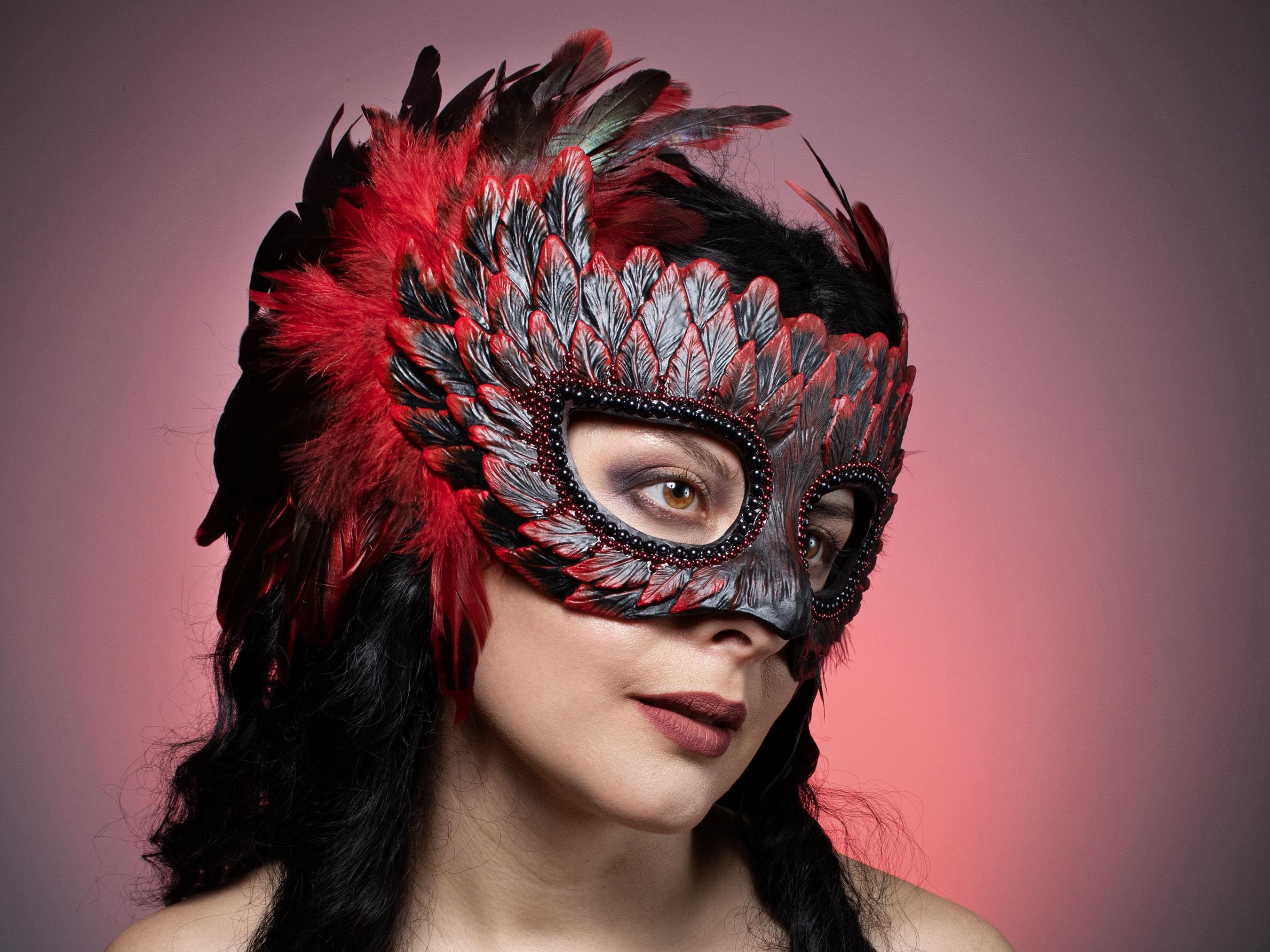 Metalen masker geïsoleerd op wit - stockfoto