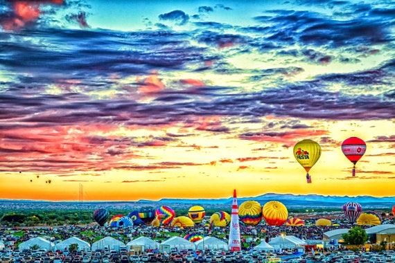 Montgolfières colorées au coucher du soleil