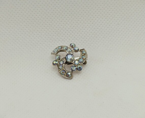 Mid Century Blue Rhinestone Pin Brooch Small Desi… - image 2