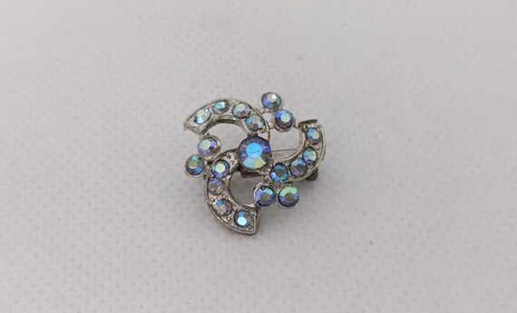 Mid Century Blue Rhinestone Pin Brooch Small Desi… - image 3