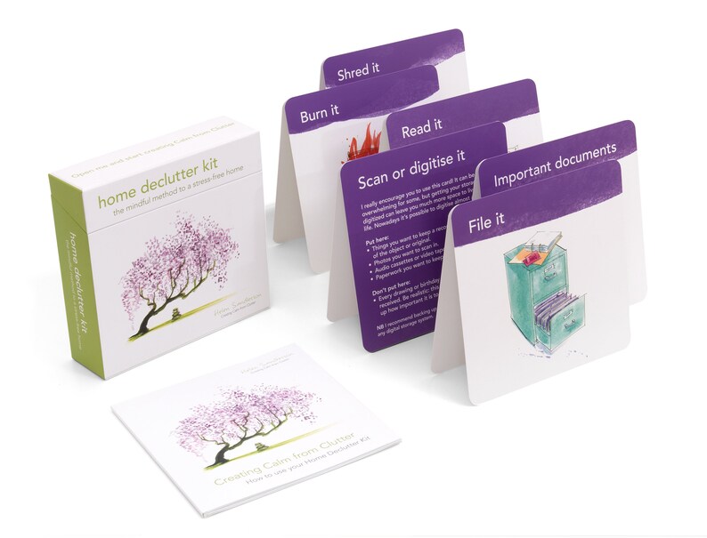 K&ouml;nnte beinhalten: Ein Home-Decluttering-Kit mit einer lila und gr&uuml;nen Box und Karten mit Illustrationen und Text, der "Verbrennen", "Schreddern", "Lesen", "Scannen oder digitalisieren", "Wichtige Dokumente" und "Ablegen" lautet.