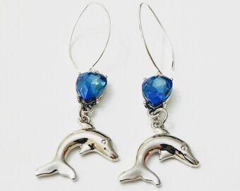 Pendientes de delfín de plata con pedrería azul: joyas inspiradas en el océano, un regalo náutico para ella.