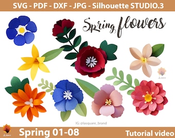 Può includere: Un file di progettazione digitale per creare fiori di carta. Il design include una varietà di fiori in diversi colori, tra cui rosso, rosa, blu, giallo e arancione. Il design è intitolato "Spring Flowers" e include il testo "Spring 01-08" e "Tutorial Video".