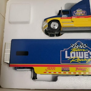 Bret Bodine RARE 1995 #11 LOWE&#39;S Racing 1/64 scale Transporter Hard to find Mint NEW Condition from a Stored Case Only 2500 made Rcca