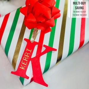 Adorno de árbol de Navidad personalizado, decoración de mesa con nombre de Navidad, etiqueta de calcetín roja y dorada, etiqueta de regalo con nombre y letras de madera, juego de adornos familiares
