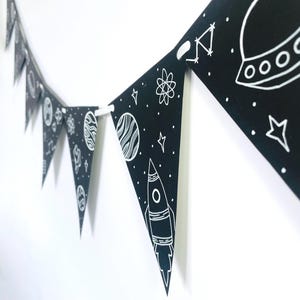 Bandierine spaziali in bianco e nero, ghirlanda spaziale con 8 bandiere, striscione per feste di compleanno fuori dal mondo, decorazioni per la cameretta dei bambini della galassia, esploratore spaziale
