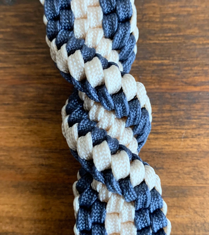 4-String Navy Blue /& Cream BrickTwist Paracord Keychain