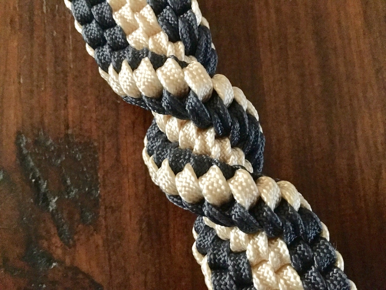 4-String Navy Blue /& Cream BrickTwist Paracord Keychain